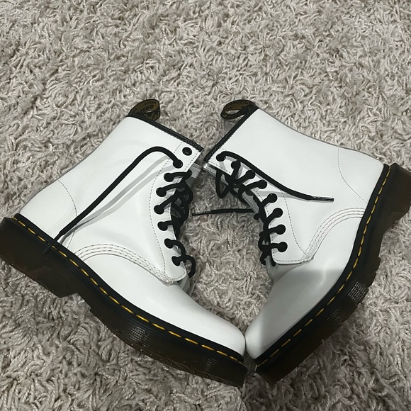 DR. MARTENS 1460 WOMEN'S SMOOTH LEATHER LACE UP BOOTS - Picture 3 of 7